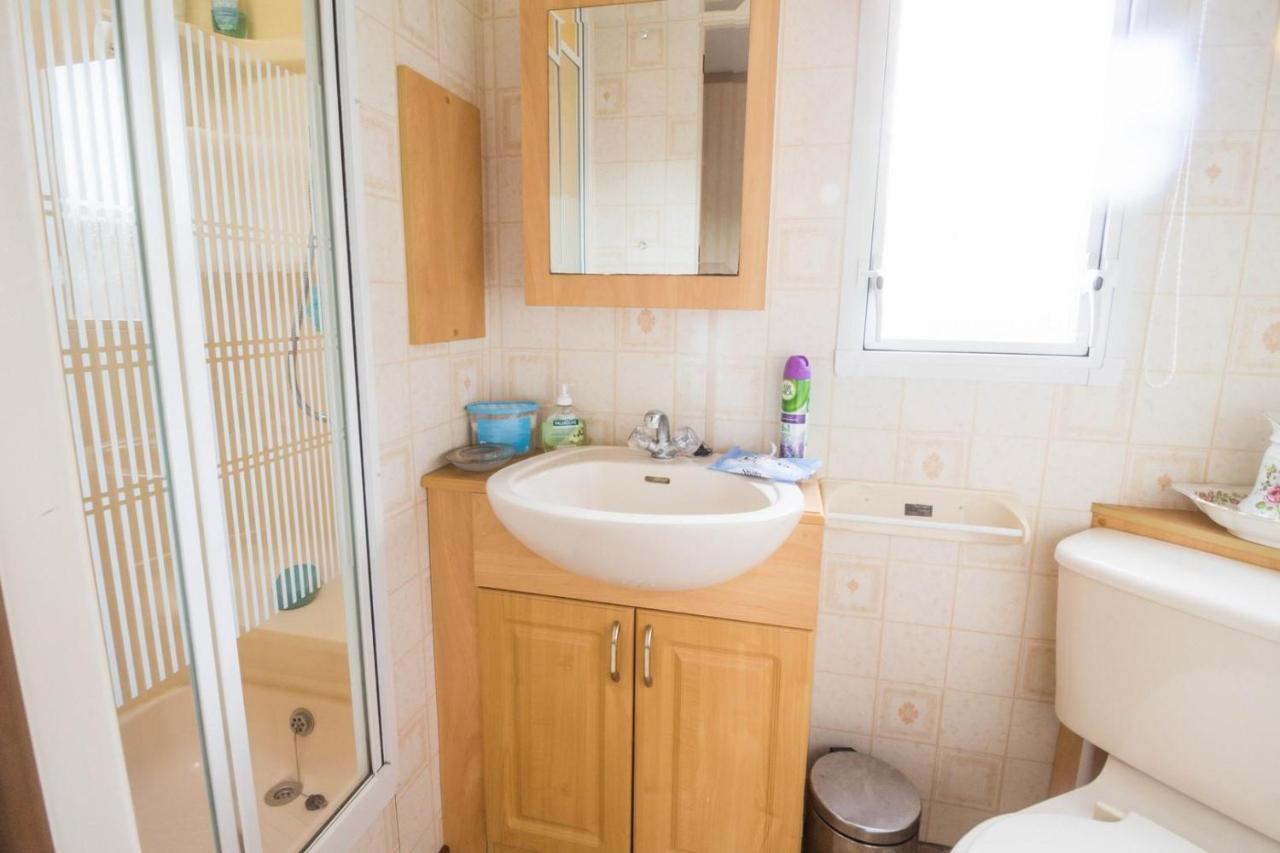 8 Berth Caravan For Hire By The Beach Many Attractions In Suffolk Ref 40093Nd Lowestoft Exterior foto